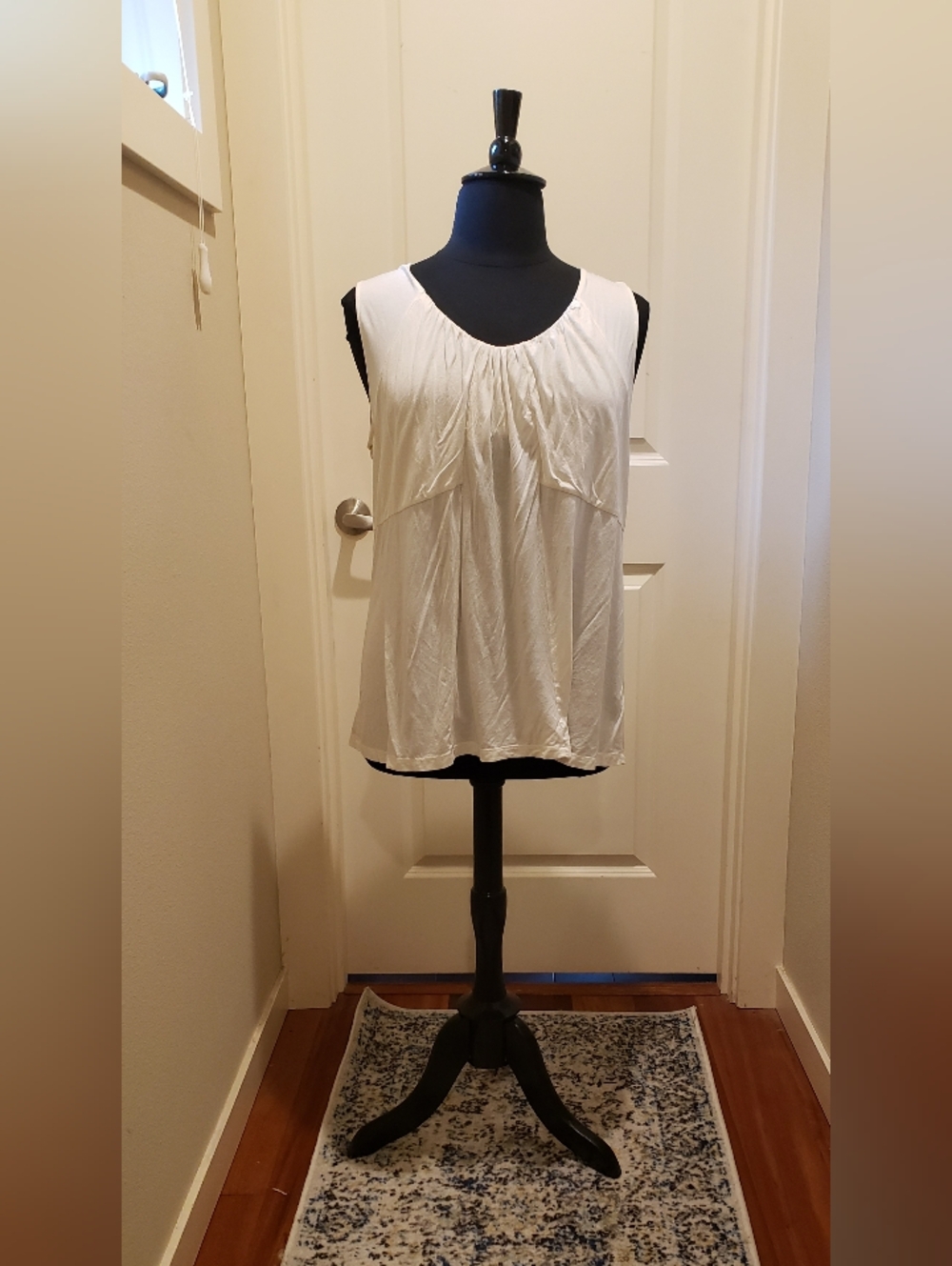 Liz Claibourn Scoop Neck White Sleeveless Tank Top With Accent Stitching